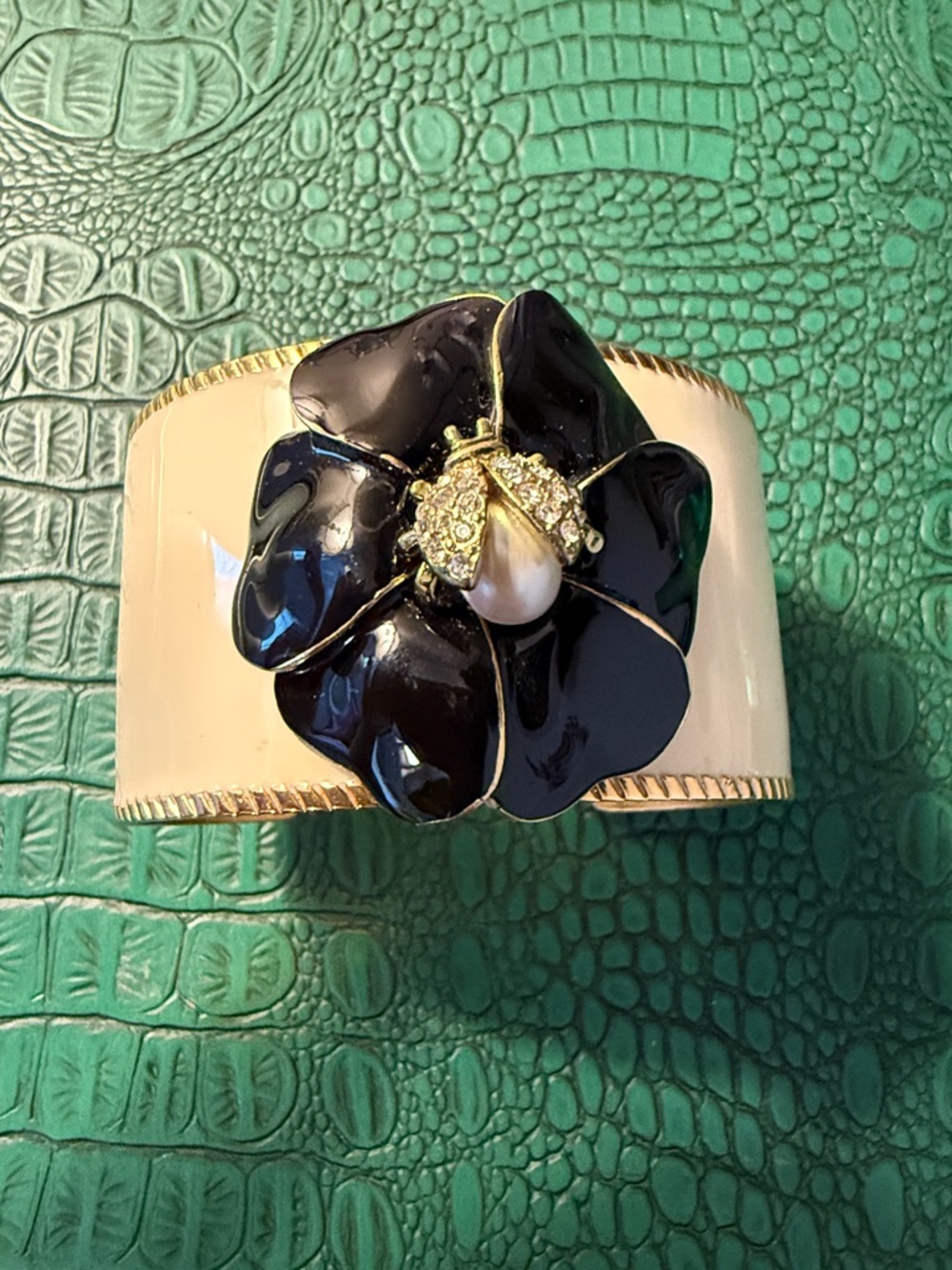 STELLA & DOT Kelly Flower Bee Ivory Cuff Bracelet Retired